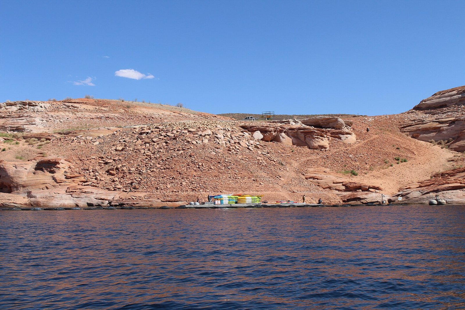 Bateau sur le lac Powell entre les falaises